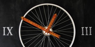 Kreatív kiegészítő – Óra biciklikerékből