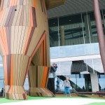 medve figura és csúszda mászóka és játszótér mászófal