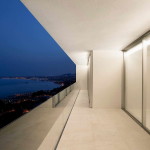 Minimalista fehér villa kilátással erkély