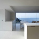 Minimalista fehér villa kilátással nappali