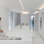Minimalista fehér villa belső étkező és konyha