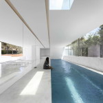 Minimalista fehér villa belső medence