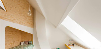 Egyedi gyerekszoba kétszemélyes ággyal, ketté osztott térrel és emeletes játszótérrel egyedi gyerekszoba