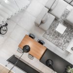 Monokróm Loft lakás fa dekoráció